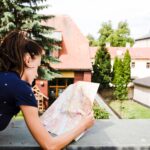 Kobieta patrzeje mapę blisko domów