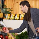 Tylko dla niego najświeższe Ujęcie młodego mężczyzny w supermarkecie na zakup świeżych produktów