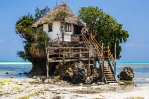 Słynna restauracja „The Rock” zbudowana na klifie na morzu na Zanzibarze w Tanzanii