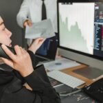 Business woman deal Inwestycje giełdowe omawianie wykresu giełdowego handlu Koncepcja handlowców giełdowych