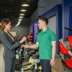 Mężczyzna otrzymujący klucz do roweru elektrycznego od sprzedawcy