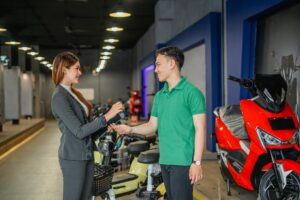 Mężczyzna otrzymujący klucz do roweru elektrycznego od sprzedawcy