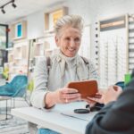 Pielęgnacja oczu starsza kobieta i okulary dla pacjenta kupującego soczewki lub oprawki w sklepie optycznym Zadowolona klientka rozmawiająca z konsultantem serwisowym w celu podjęcia decyzji o wyborze przypadku optometrii dla oczu