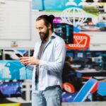 Współczesny styl życia online influencerów sprawdzających powiadomienia w czasie rzeczywistym