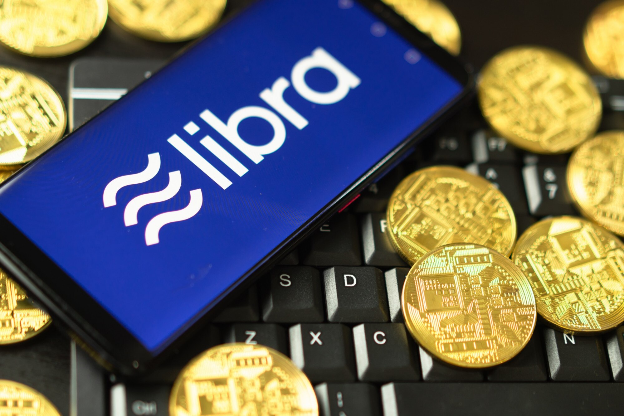 Telefon wyświetla logo Libra na ekranie.