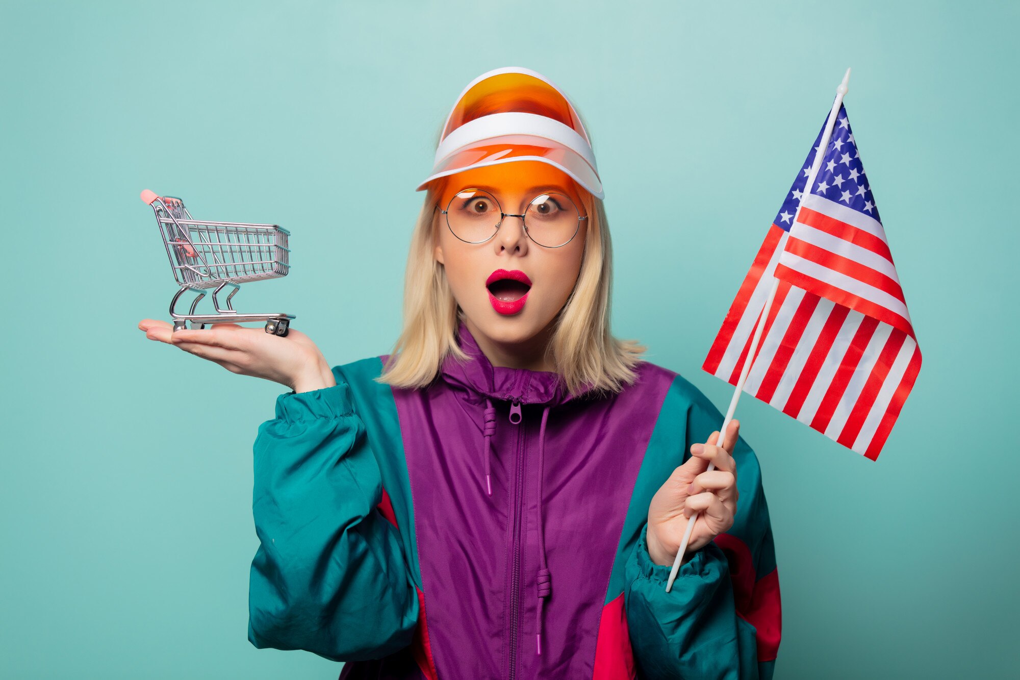 Stylowa blondynka w sportowym garniturze z lat 90. z koszykiem i flagą USA