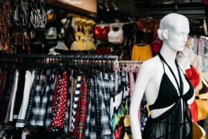 Visual merchandising w małym sklepie: jak ułożyć towar, żeby ułatwić zakupy
